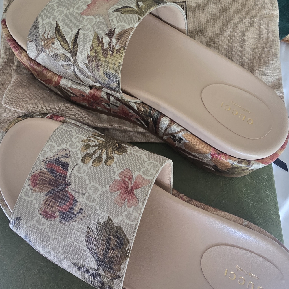 Gucci Floral Print Slide Sandals - Beige and Pink